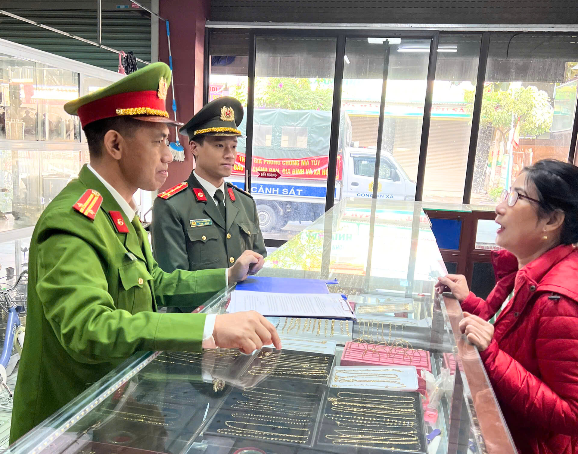 Công an xã Nam An Phụ tăng cường phòng ngừa tội phạm bằng thiết bị báo động khẩn cấp